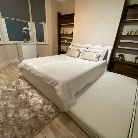 Private Rooms In Excellent Family House ,Zone 2 London Exterior photo