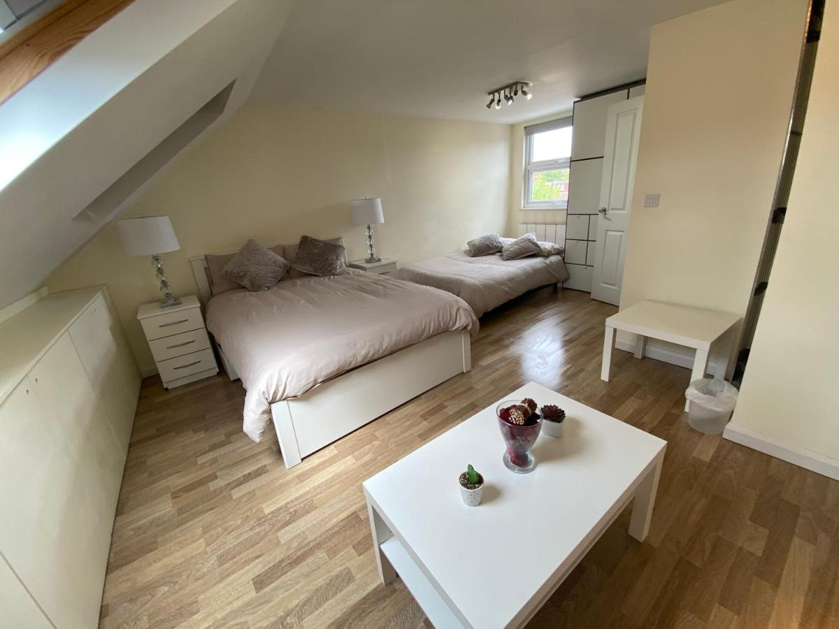 Private Rooms In Excellent Family House ,Zone 2 London Exterior photo